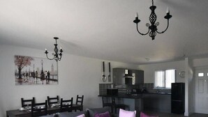 Lily Loft | Iron/ironing board, cribs (free), WiFi (free), bed sheets - Footpath Cottages at Reynolds Farm (Canterbury)
