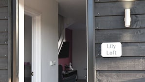 Iron/ironing board, cribs (free), WiFi (free), bed sheets - Footpath Cottages at Reynolds Farm (Canterbury)