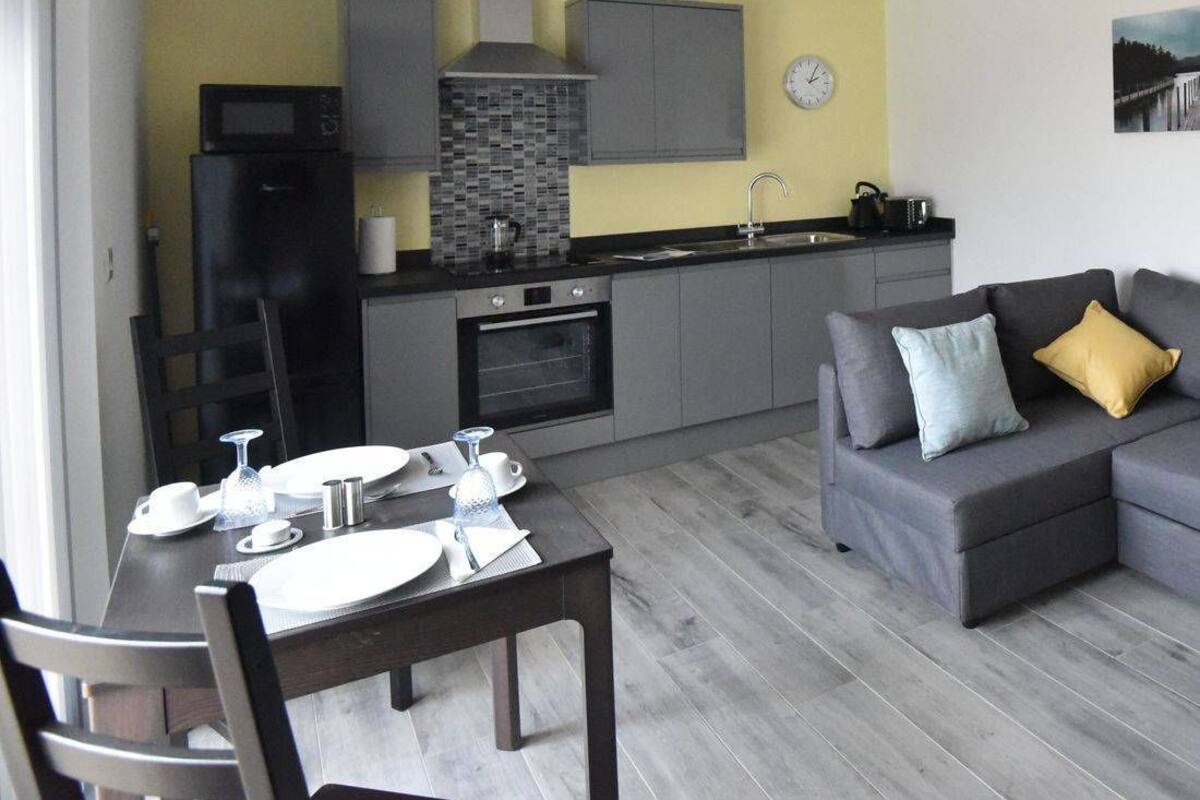 Rose Retreat (Wheelchair Accessible) | Iron/ironing board, cribs (free), WiFi (free), bed sheets
