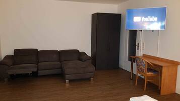 Comfort-Dreibettzimmer | Schreibtisch, laptopgeeigneter Arbeitsplatz, kostenloses WLAN
