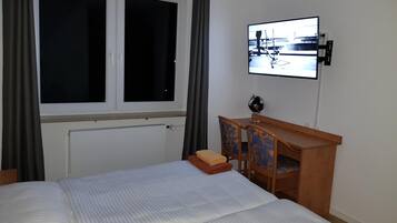 Schreibtisch, laptopgeeigneter Arbeitsplatz, kostenloses WLAN