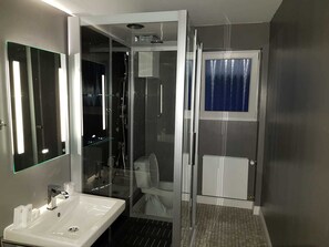 Basic Double Room | Bathroom | Towels