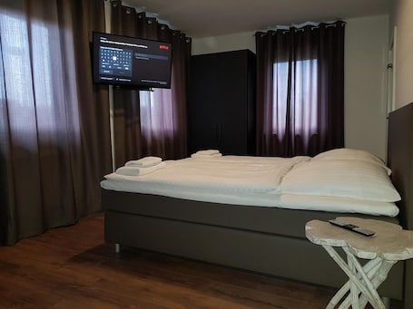 Escritorio, espacio para trabajar con un portátil, wifi gratis. Hotel Krone UG