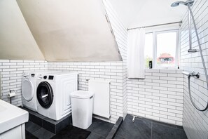 Apartamento, 2 quartos (Balcony) | Banheiro | Chuveiro, secador de cabelo, toalhas de banho, shampoo