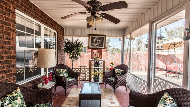 Living room - Villa Rockett  Sweet Home Away from Home (Huntsville)