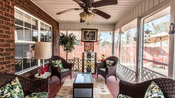 Family House, Garden View | Living room