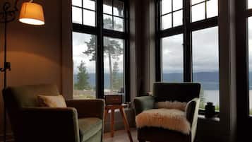 Luxury Villa | Living area | 42-inch flat-screen TV with digital channels, TV, Netflix