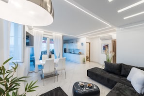 Deluxe Apartment, Sea View | Living area