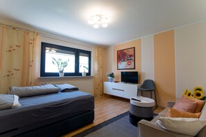 Apartamento empresarial, vista para o jardim | Sala de estar | Smart TV, Netflix