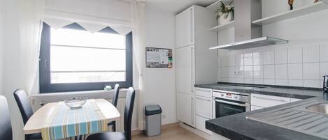 Business Apartment, Garden View | In-room dining