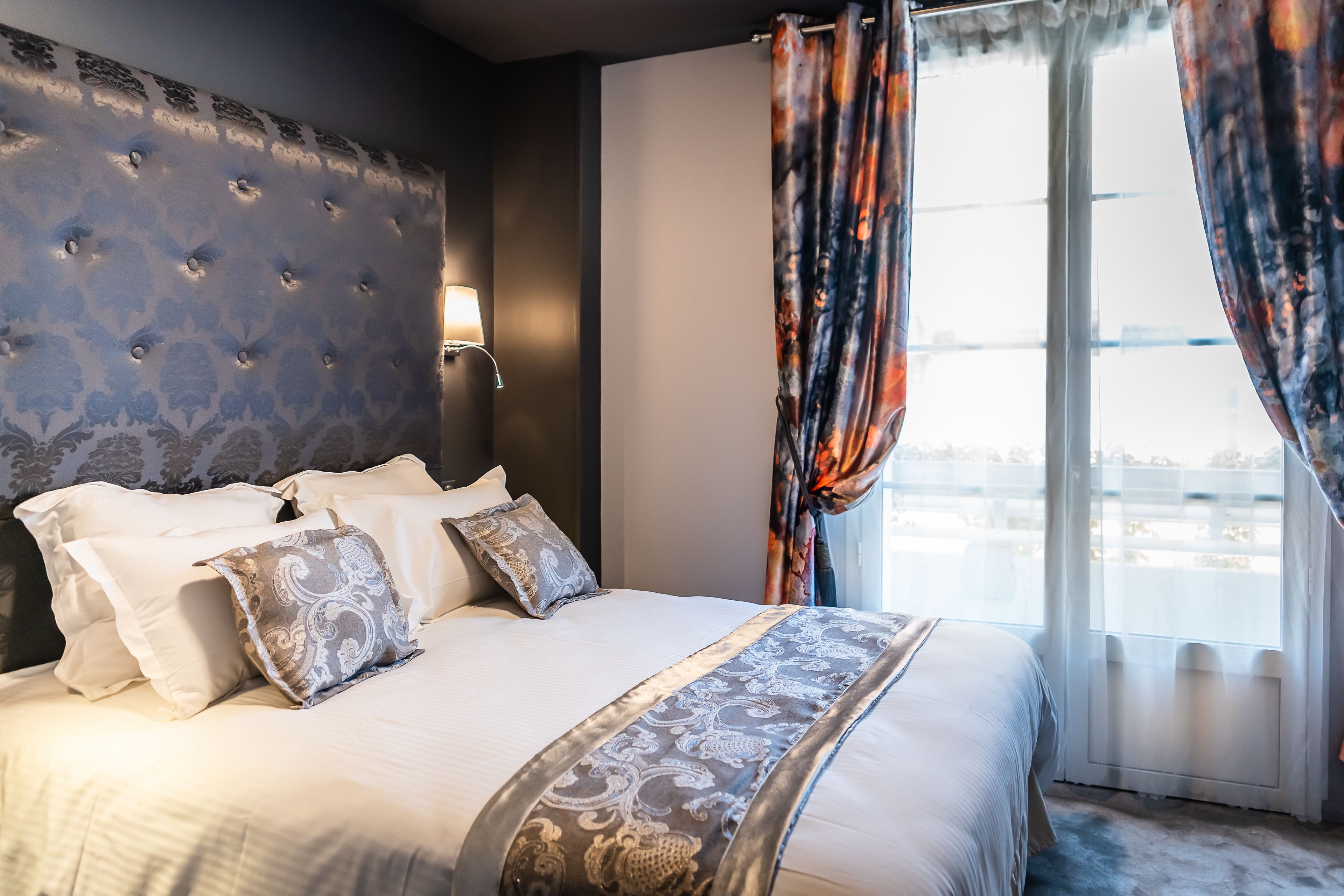 family room | 1 bedroom, hypo-allergenic bedding, in-room safe, desk