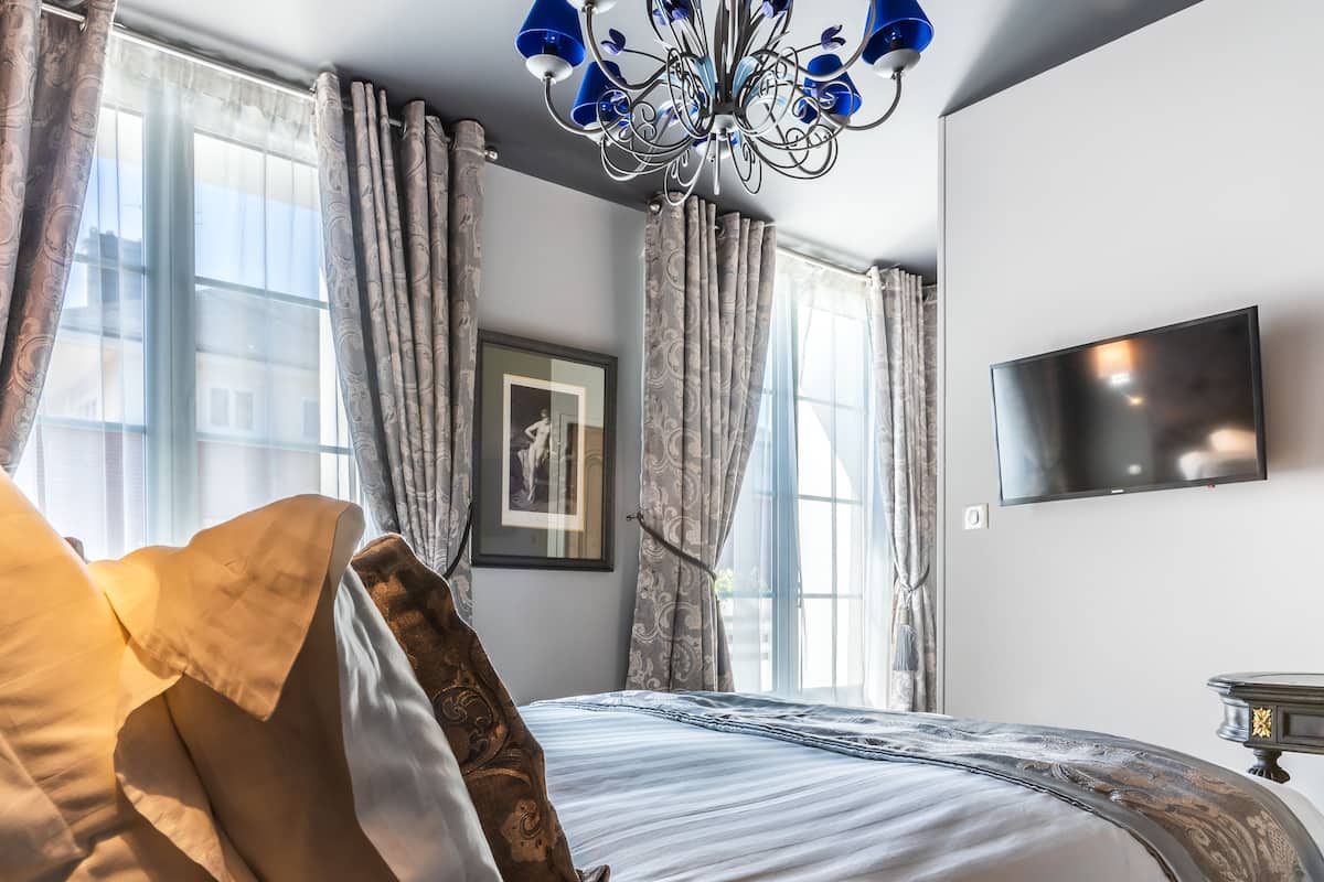 family room | 1 bedroom, hypo-allergenic bedding, in-room safe, desk