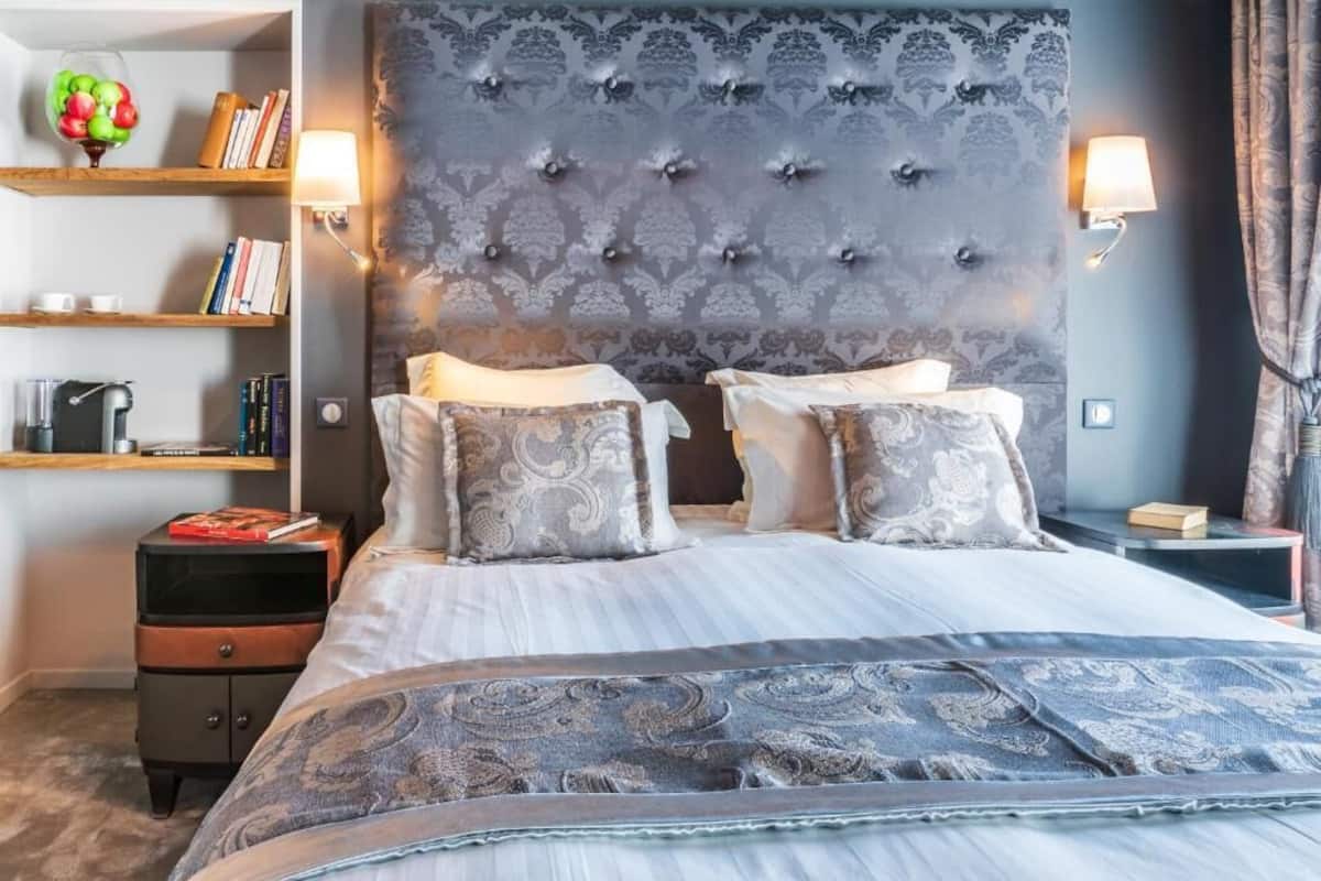 Hypo-allergenic bedding, in-room safe, desk, soundproofing