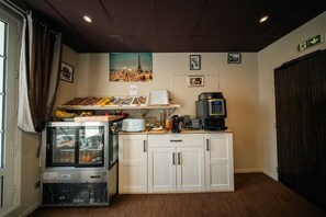 A kitchenette with a refrigerator, microwave, and coffee maker. - BRIT HOTEL PRIVILEGE LISIEUX – La Villa des Arts (Lisieux)