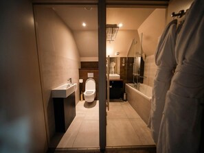 A modern bathroom with a sink, toilet, and bathtub. - BRIT HOTEL PRIVILEGE LISIEUX – La Villa des Arts (Lisieux)