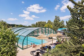Piscine extérieure (ouverte en saison), parasols de plage