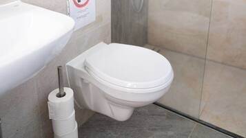 Superior-Apartment, Gartenblick | Badezimmer | Dusche, Haartrockner, Handtücher, Seife