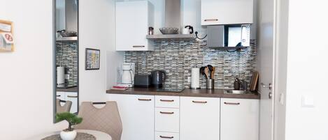 Comfort appartement | Privékeuken | Een magnetron, een oven, een kookplaat, een vaatwasser