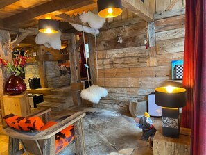 Smart TV, chimenea y libros