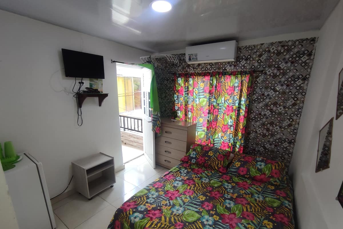 Economy Double Room | 1 bedroom, minibar, free WiFi, bed sheets