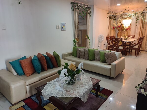 تلفزيون بلازما بحجم 32-بوصة يعرض قنوات تلفزيونية رقمية، تلفزيون