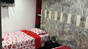 Basic Triple Room | Minibar, WiFi (free), bed sheets - Jackson House Inn (San Andrés)