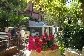 Outdoor dining - Holiday apartment mit Klimaanlage und Pool (Loano)