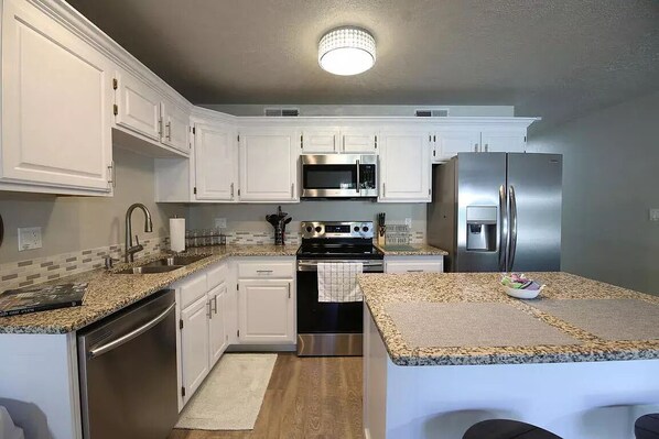 Refrigerador, microondas, horno y parrilla de estufa 