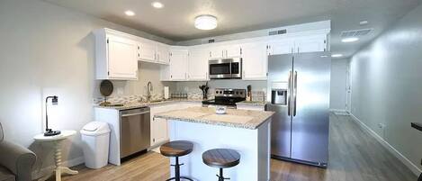 冷蔵庫、電子レンジ、オーブン、コンロ