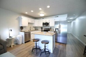 Fridge, microwave, oven, stovetop - Beautifully Remodeled Condo - Fountain Views (St. George)