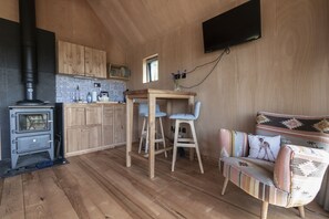 TV, fireplace - A luxurious unique and cosy off grid beach line fully kitted cabin (Golspie)