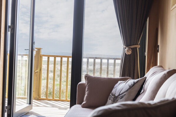 TV, fireplace - A luxurious unique and cosy off grid beach line fully kitted cabin (Golspie)