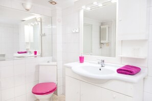 Apartment, 2 Bedrooms | Bathroom