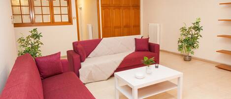 Appartement, 2 chambres | Salle de séjour | Télévision à écran plat