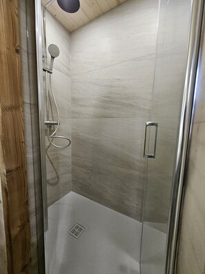 Douche, séchoir à cheveux, papier de toilette