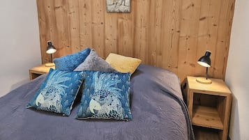 2 slaapkamers, een strijkplank/strijkijzer, gratis wifi, beddengoed