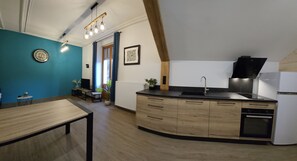 Een koelkast, een microgolfoven, een oven, een kookplaat