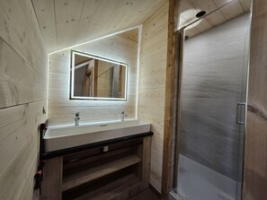Dusche, Haartrockner, Toilettenpapier