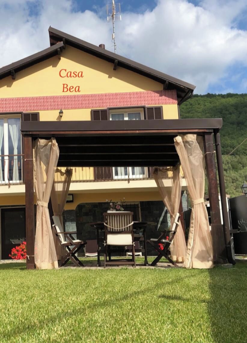 Een gebouw met twee verdiepingen, een balkon en een overdekt terras.