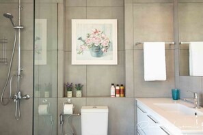 Apartment, 2 Schlafzimmer | Badezimmer | Dusche, Handtücher