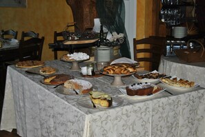 Une table de buffet proposant divers desserts et pâtisseries.