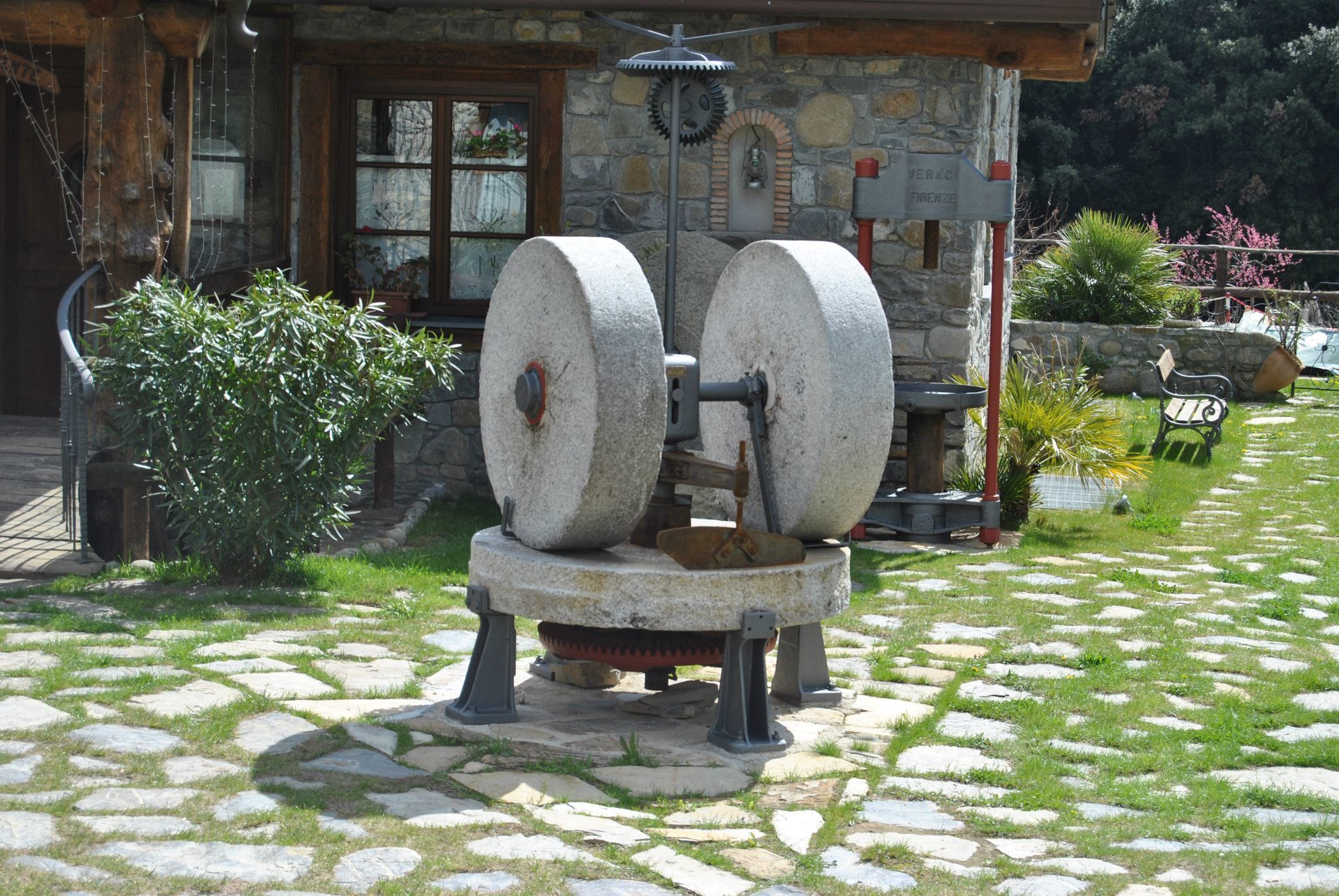 Un edificio de piedra con un prensador de piedra y un cartel que indica 'VERACCHIO FERRAZZE'.