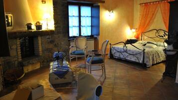 Deluxe dubbelrum | Värdeförvaringsskåp på rummet, skrivbord, barnsängar och extrasängar