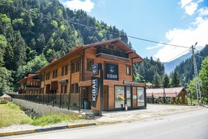 Un KIBAR Suite Hotel con una zona de recepción, situado cerca de un paisaje montañoso.