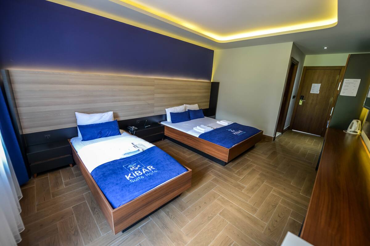 Premium bedding, desk, WiFi (free), bed sheets