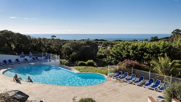 Piscina stagionale all'aperto, lettini