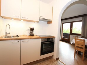 Kühlschrank, Ofen, Kochgeschirr/Geschirr/Besteck
