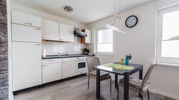 Deluxe Apartment, Courtyard View | Private kitchen