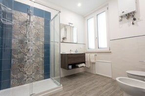Dusche, Haartrockner, Bidet, Handtücher