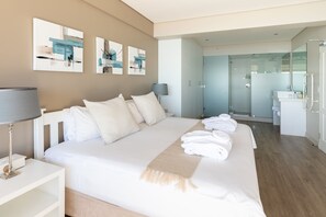 Premium Room | Bathroom | Rainfall showerhead, free toiletries, hair dryer, towels - Celtic Manor Boutique Guest House (Cape Town)